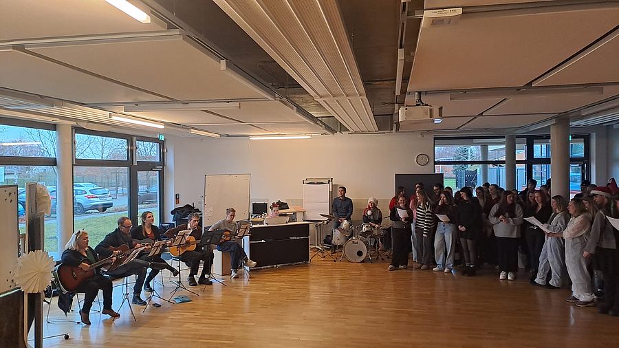 Schüler und Lehrer beim Weihnachtssingen 2025