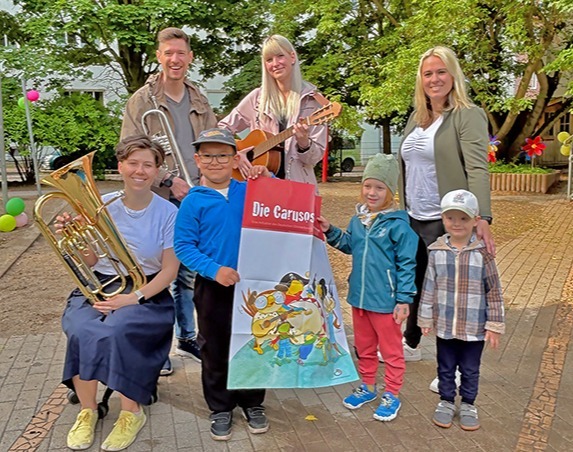 Eltern begleiten die musikalische Hörprobe der Fischbank-Kinder mit Musikinstrumenten_klein