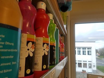 ILL Attelier Regal mit Farben