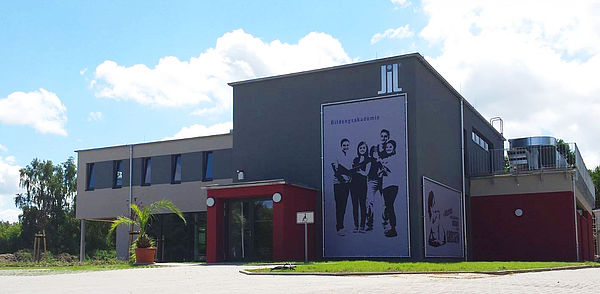 ILL Bildungsakademie in Rostock Bentiwsch Gebäude in der Außenansicht