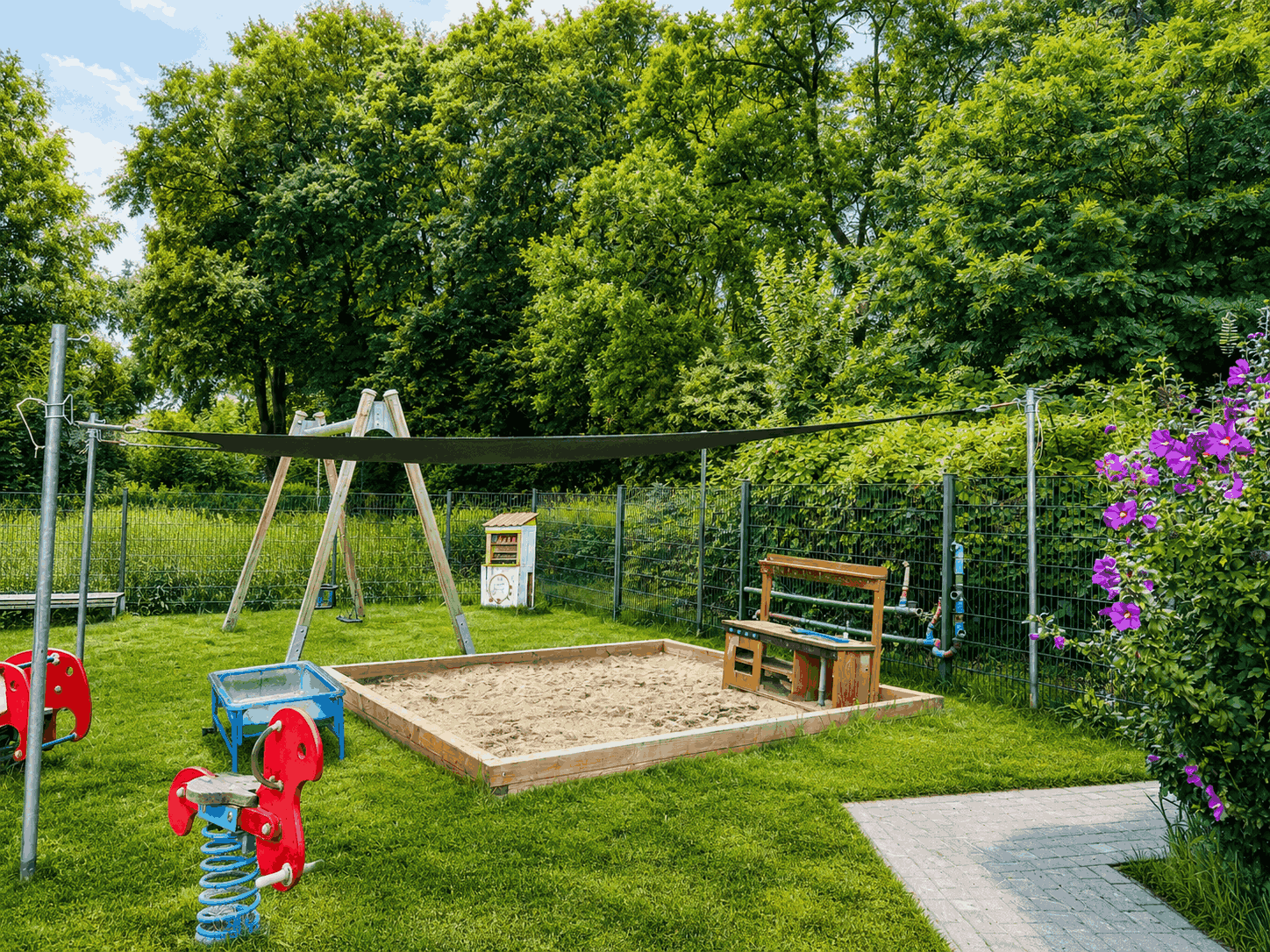 ILL Hort Kokopelli Außengelände mit Spielplatz