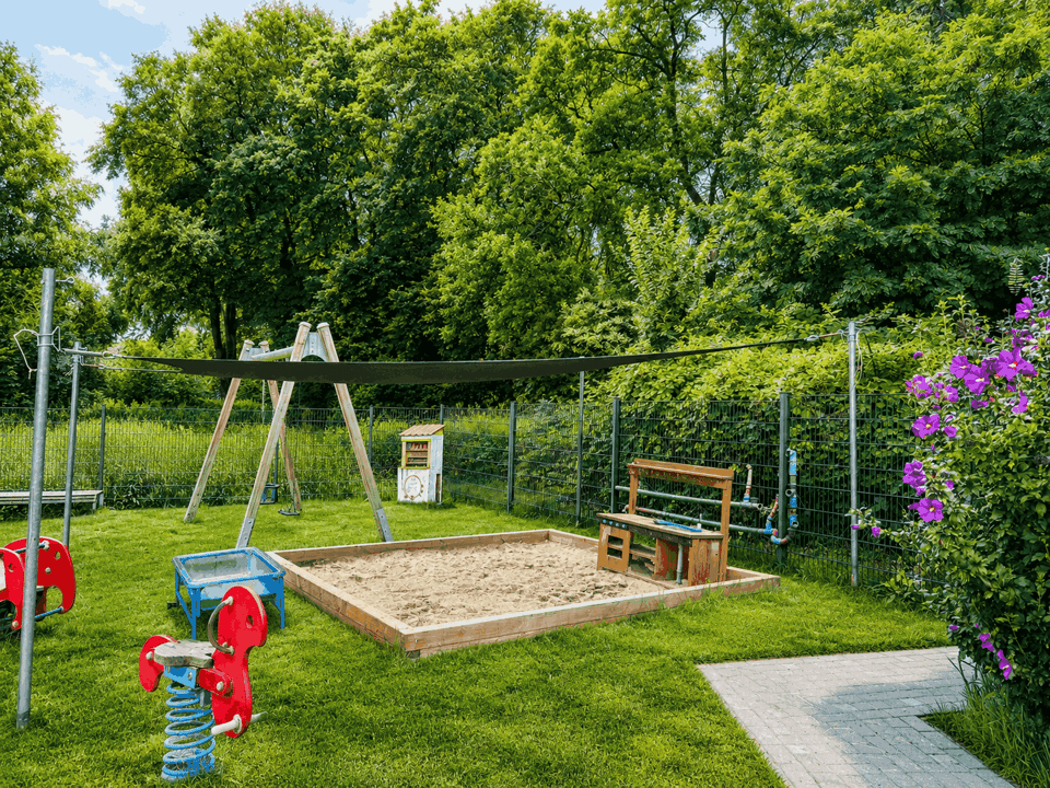 ILL Hort Kokopelli Außengelände mit Spielplatz