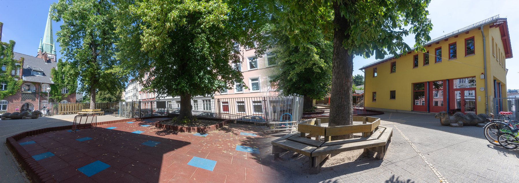ILL Kita Kastanienhaus Überblick Hof