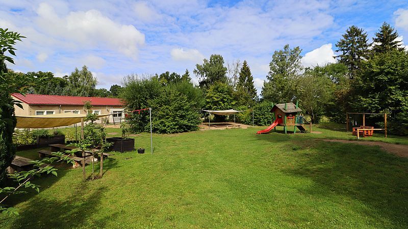 ILL Kita Waldströper Außengelände grüner Hof mit Spielfläche