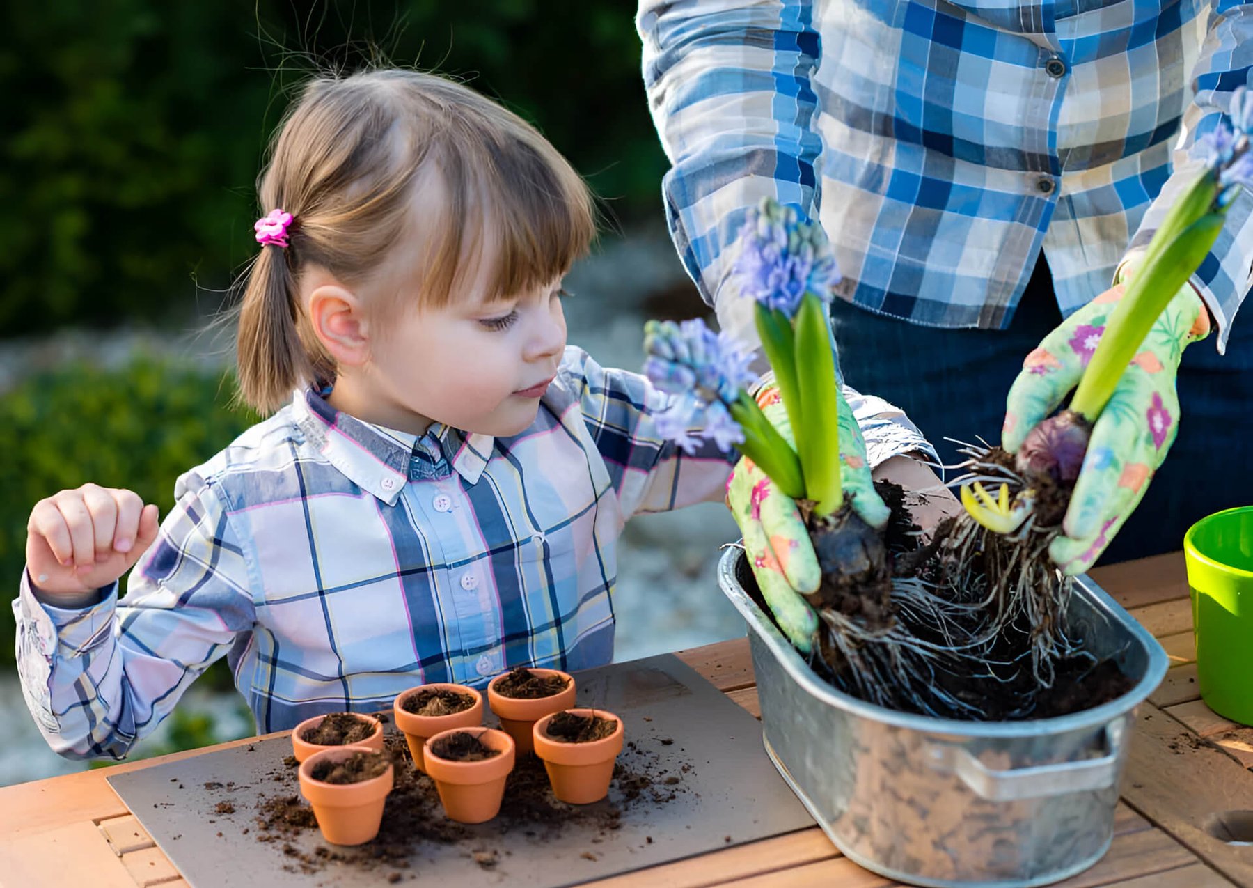 Kind im Kita Garten lernt Pflanzenpflege bei Kreativitätspädagogik MV