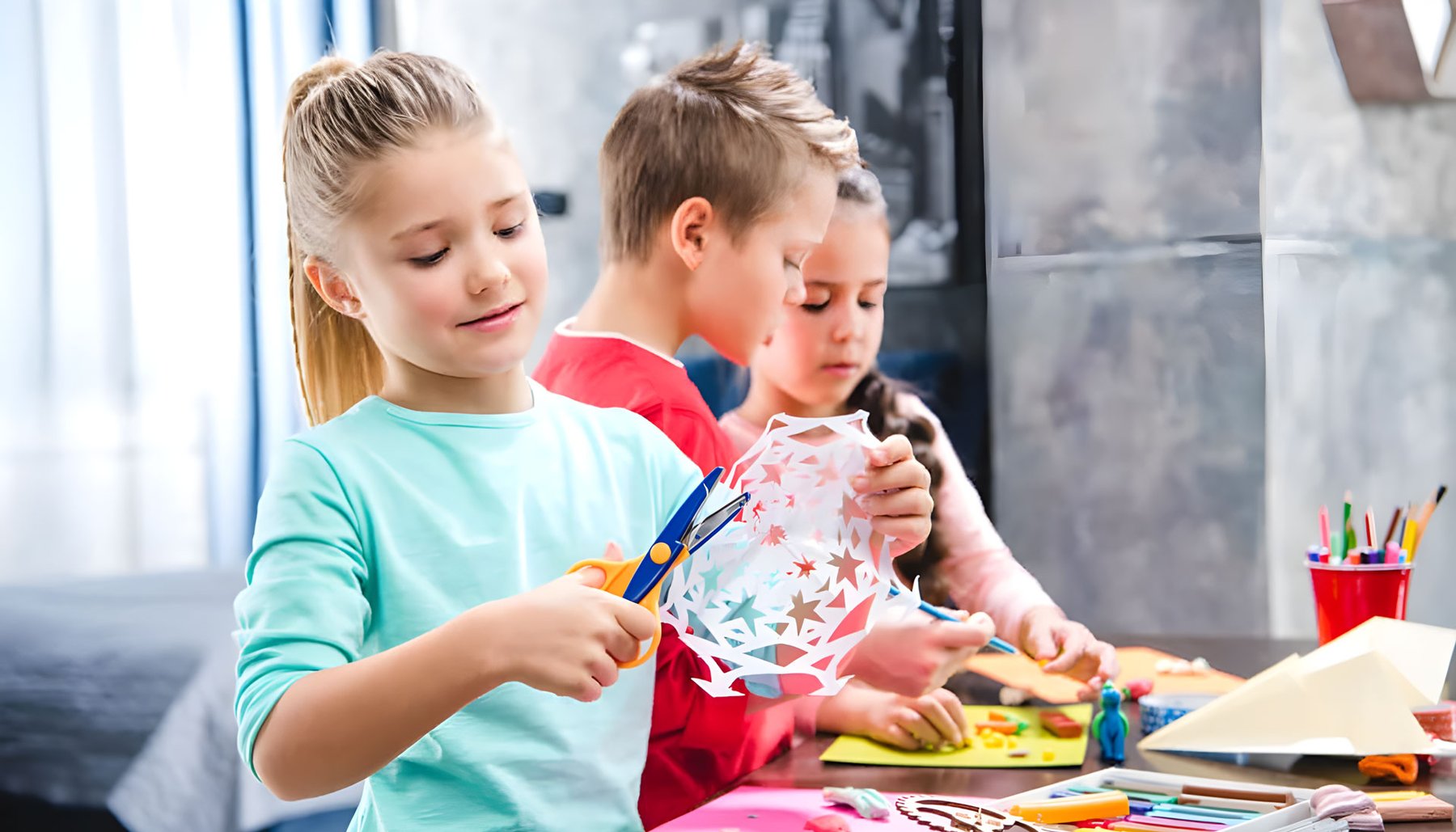 Kinder basteln in einer Kita in MV mit Kreativitätspädagogik