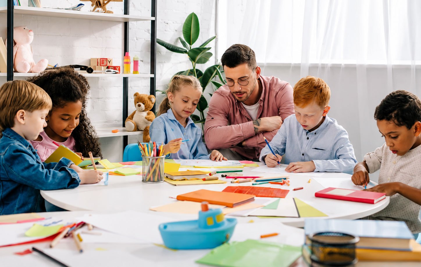 Kinder basteln mit Erzieher in Kita in MV Kreativitätspädagogik im Mittelpunkt