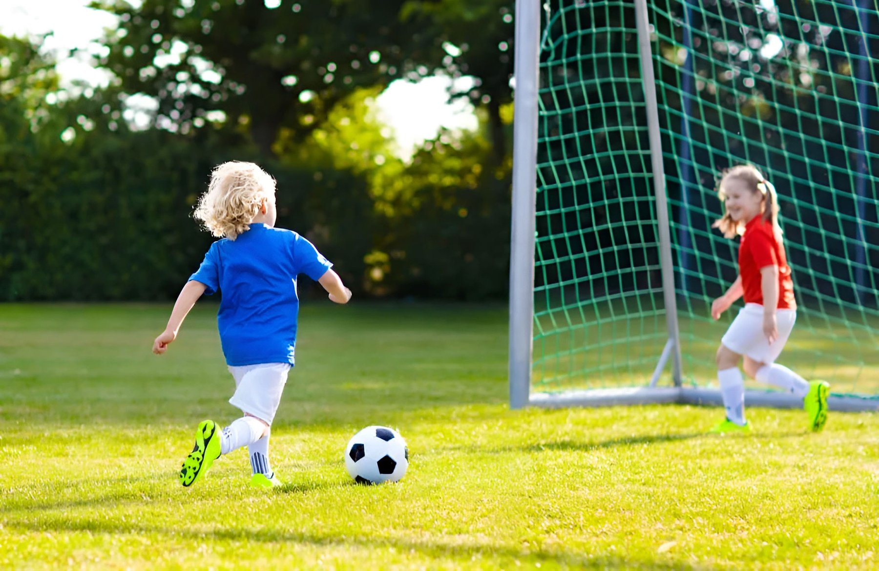 Kinder beim Fußballspielen auf KitaGelände in MV