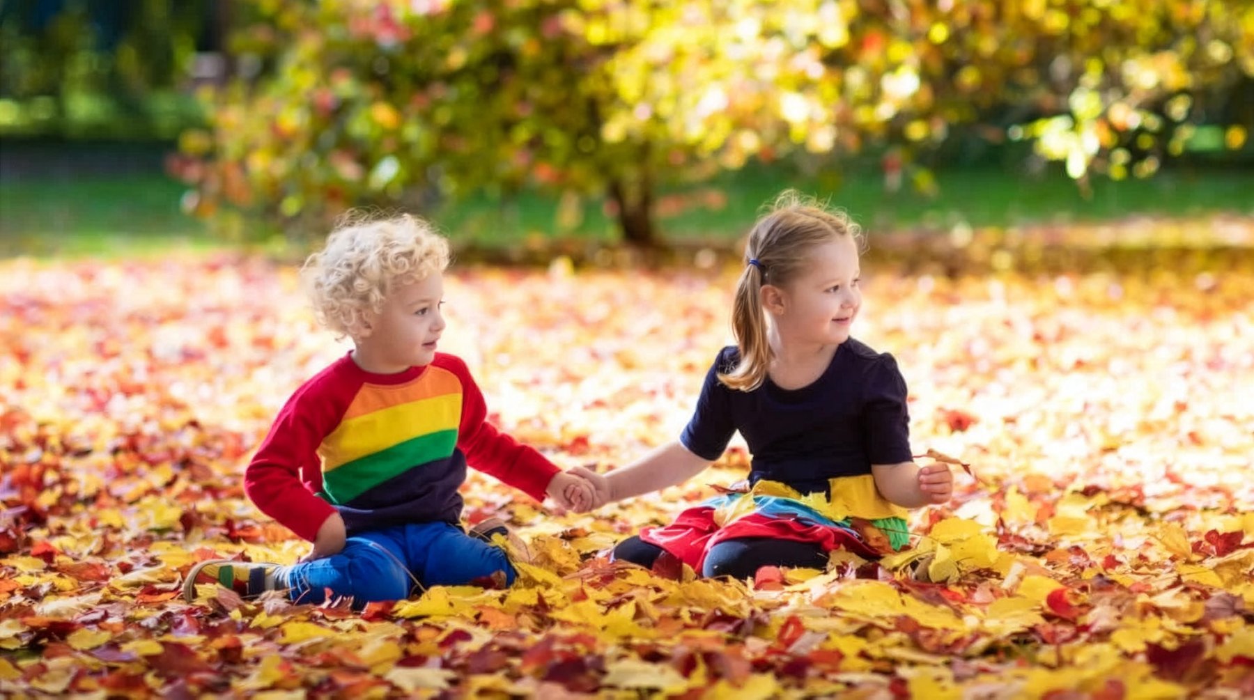 Kinder-spielen-im-Herbstlaub-in-einer-Kita-in-MV_scharf_zuschnitt