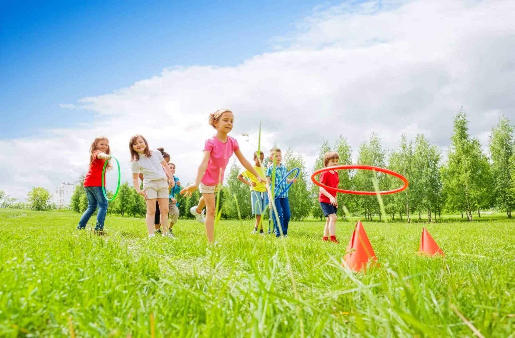 Kinder-spielen-mit-Reifen-auf-einer-Wiese-in-der-Kita-MecklenburgVorpommern_upscaled_opt_comp