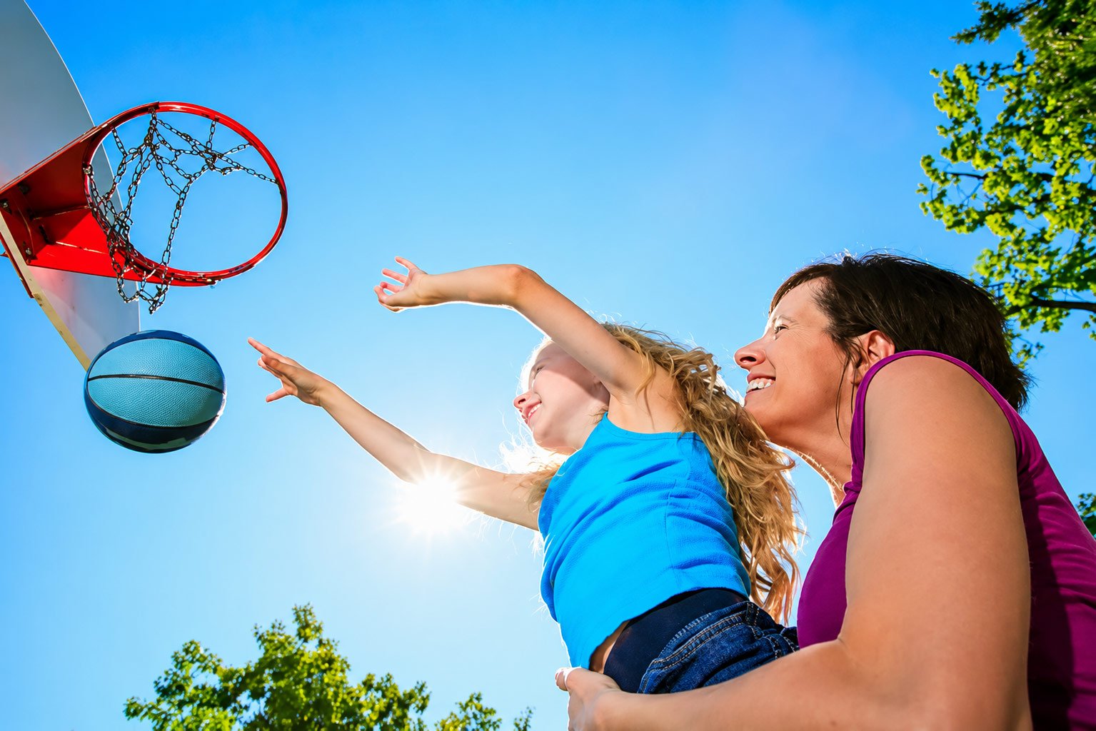Mutter und Kind beim Basketballspiel im Mehrgenerationenhaus Nähe Rostock Begegnungen MV