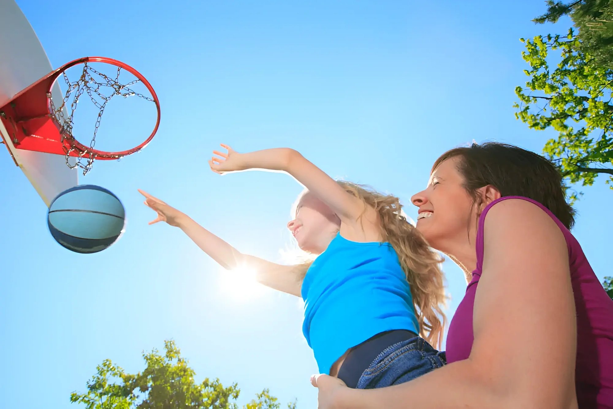 Mutter und Kind beim Basketballspiel im Mehrgenerationenhaus Nähe Rostock Begegnungen MV