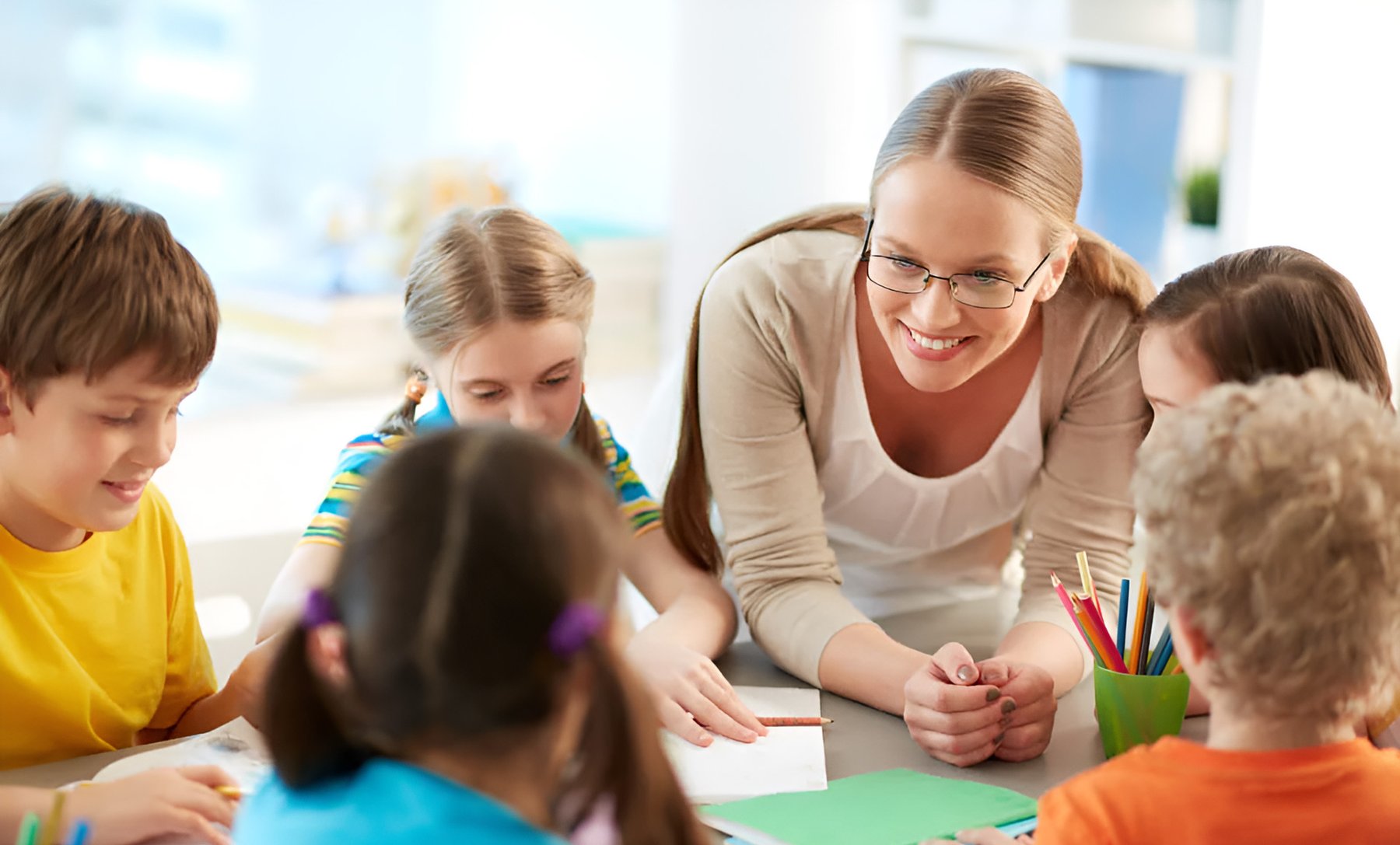 Kinder-beim-kreativen-Lernen-in-einer-Kita-Rostock-opt