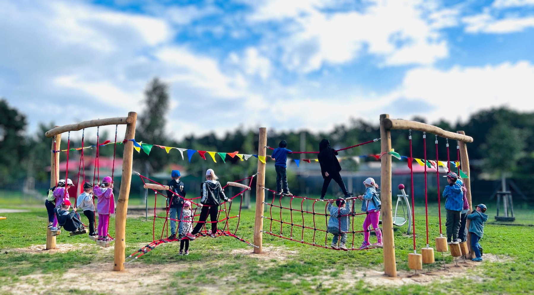 Kita und Hort kleine Schlossgeister Kinder auf Spielplatz