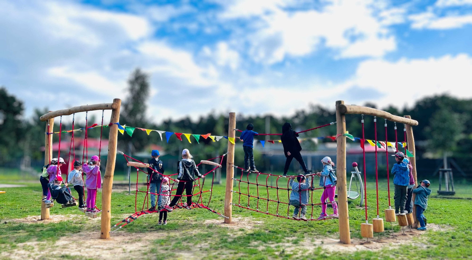 Kita und Hort kleine Schlossgeister Kinder auf Spielplatz