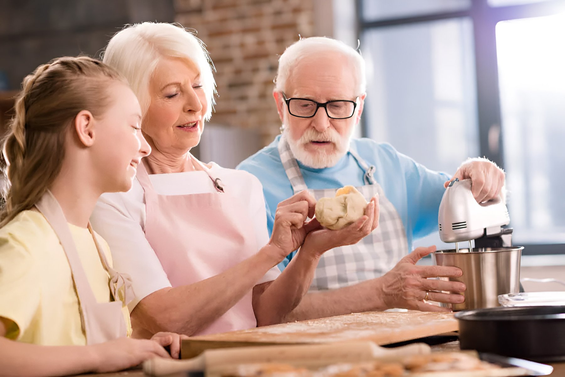 Mehrgenerationenhaus Nähe Rostock-Senioren-und-Kind-beim-gemeinsamen-Backen-Begegnungen-MV