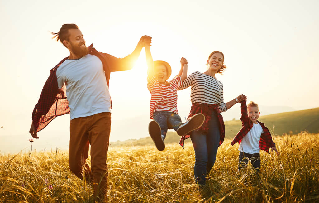 Familie beim Spaß im Sommerfeld Begegnungen MV Nähe Rostock