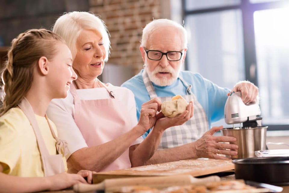 Mehrgenerationenhaus Nähe Rostock Senioren und Kind beim gemeinsamen Backen  Begegnungen MV