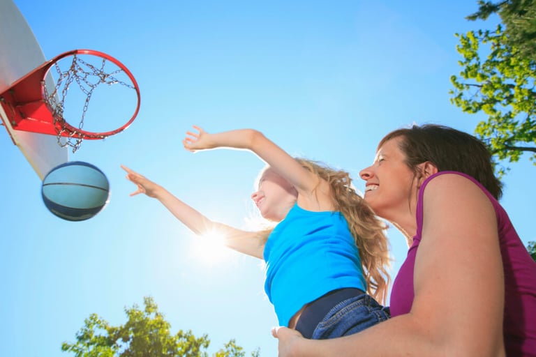 Mutter und Kind beim Basketballspiel im Mehrgenerationenhaus Nähe Rostock Begegnungen MV