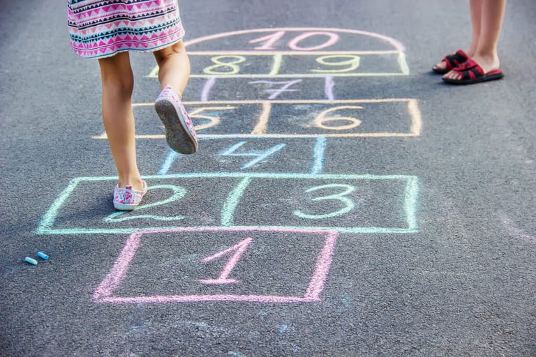 Kind spielt HimmelundHölleHopspiel auf Schulhof  Grundschule MV Ganztagsschule Rostock