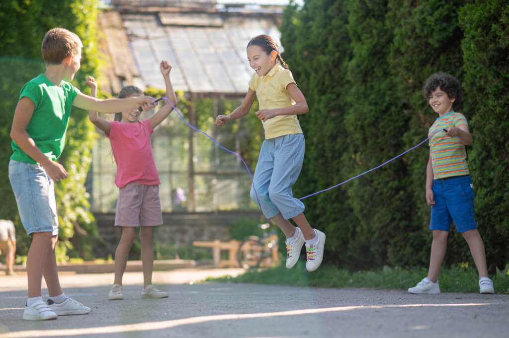 Kinder beim Seilspringen im Freien an der Grundschule MV