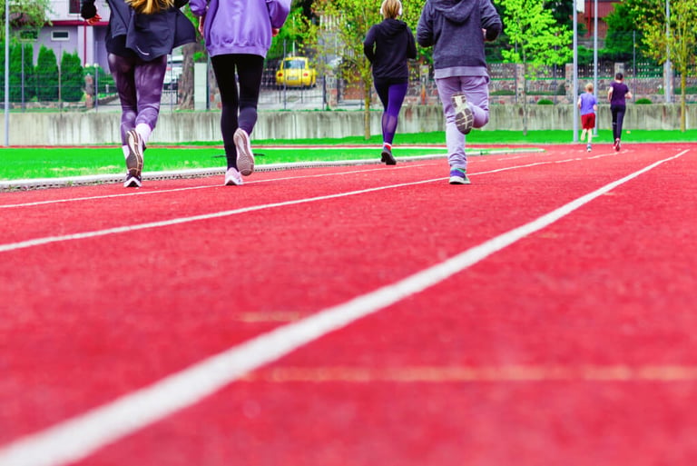 Kinder laufen auf der Laufbahn der Ganztagsschule Rostock Schule Institut Lernen und Leben