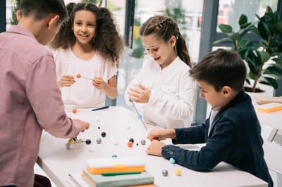 Kinder lernen in der Ganztagsschule Rostock des Instituts Lernen und Leben mit Modellen