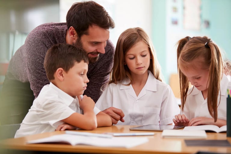 Lehrer mit Grundschülern im Klassenzimmer Ganztagsschule Rostock Schule Institut Lernen und Leben