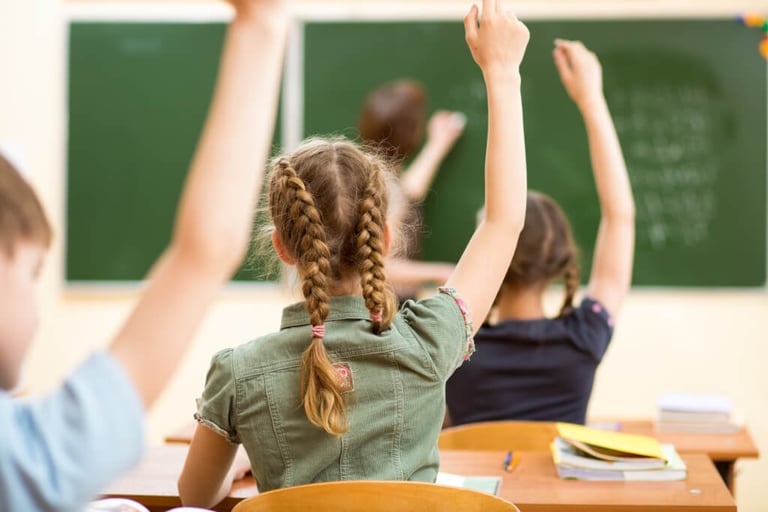 Schüler im Klassenzimmer der Grundschule MV Ganztagsschule Rostock Schule Institut Lernen und Leben