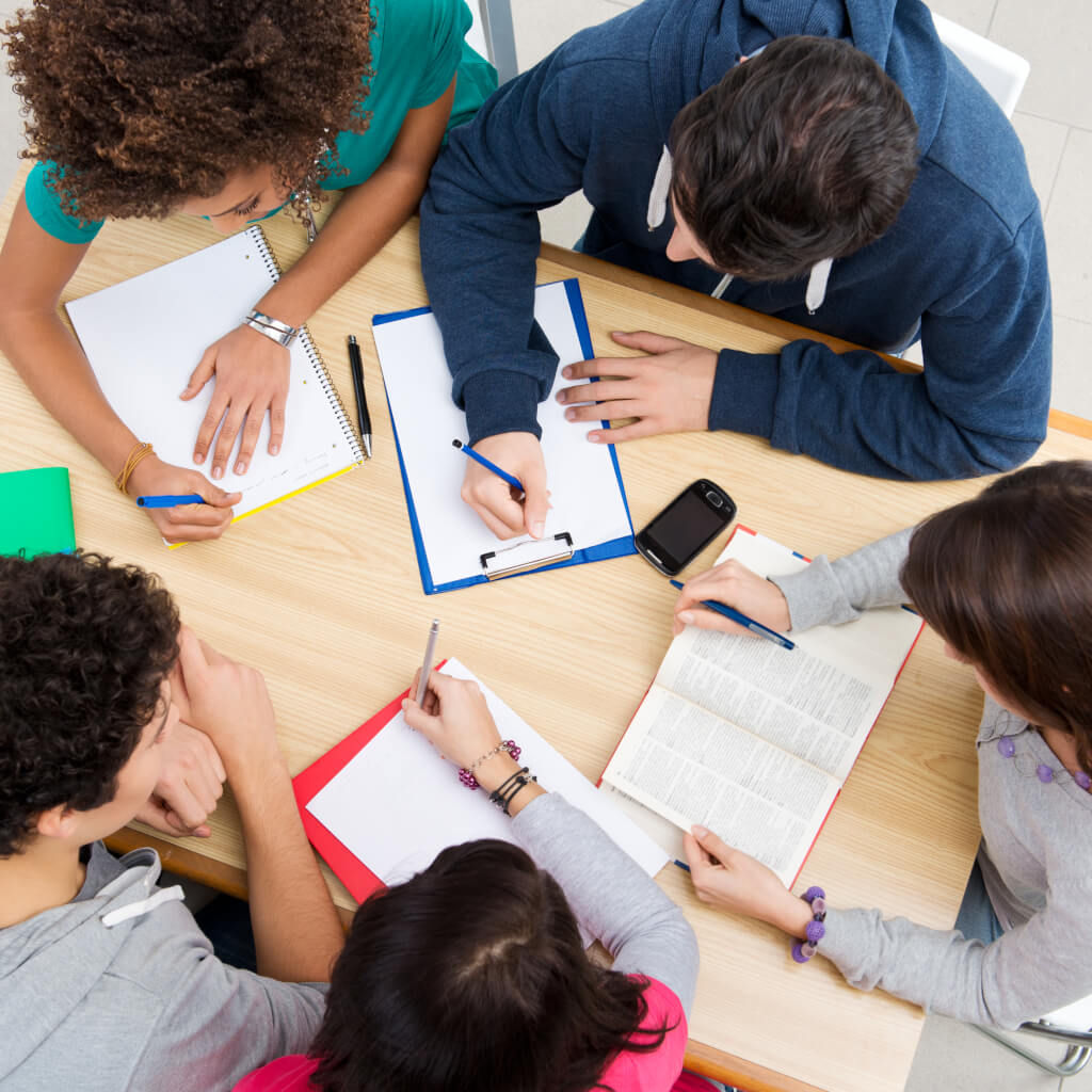Schüler lernen in Gruppe an der Ganztagsschule Rostock Schule Institut Lernen und Leben