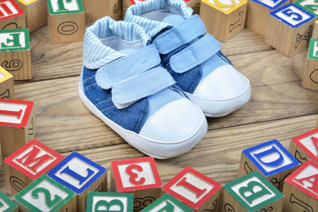 BabySchuhe und Holzbausteine Symbol für frühkindliche Bildung MV