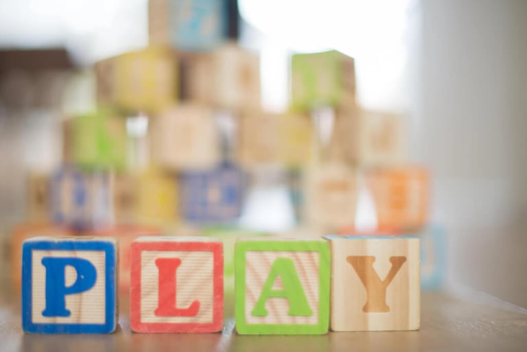 Spielblöcke die das Wort PLAY buchstabieren fördern frühkindliche Bildung MV