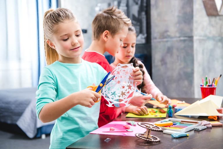 Kinder basteln in einer Kita in MV mit Kreativitätspädagogik