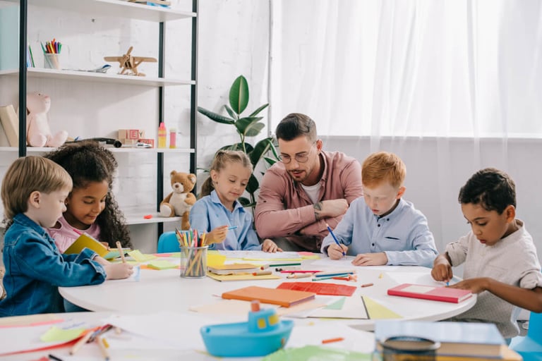 Kinder basteln mit Erzieher in Kita in MV Kreativitätspädagogik im Mittelpunkt