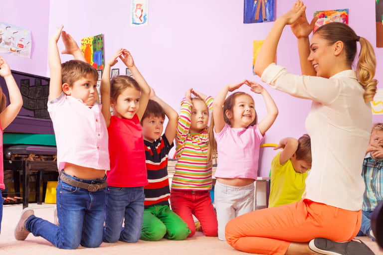 Kinder bei kreativen Aktivitäten in einer Kita in MV