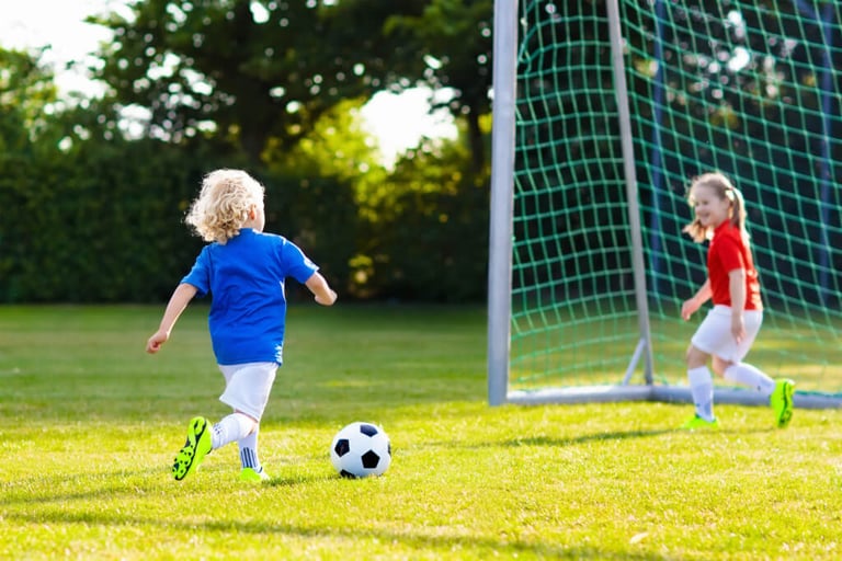 Kinder beim Fußballspielen auf KitaGelände in MV