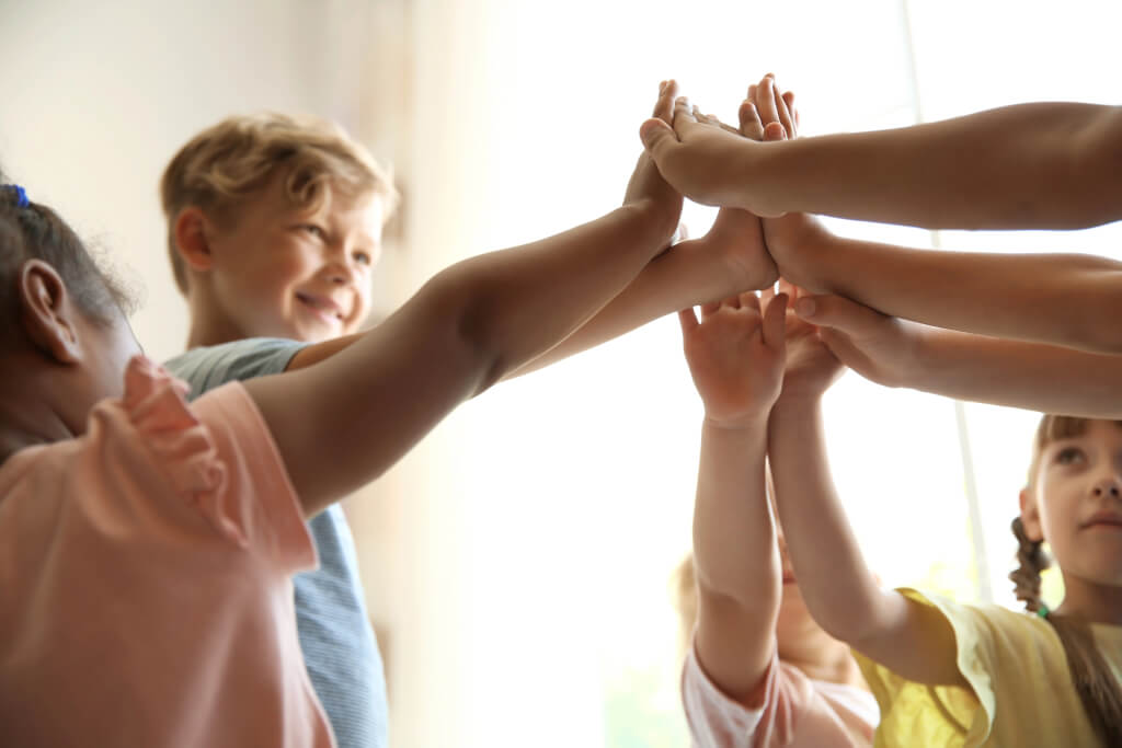 Kinder beim gemeinsamen Spielen in einer Kita in MV