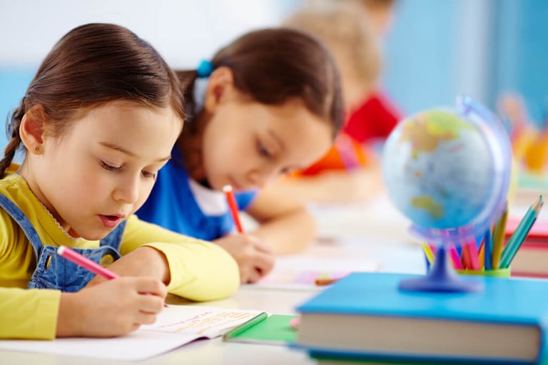 Kinder beim kreativen Lernen in einer Kita in MV