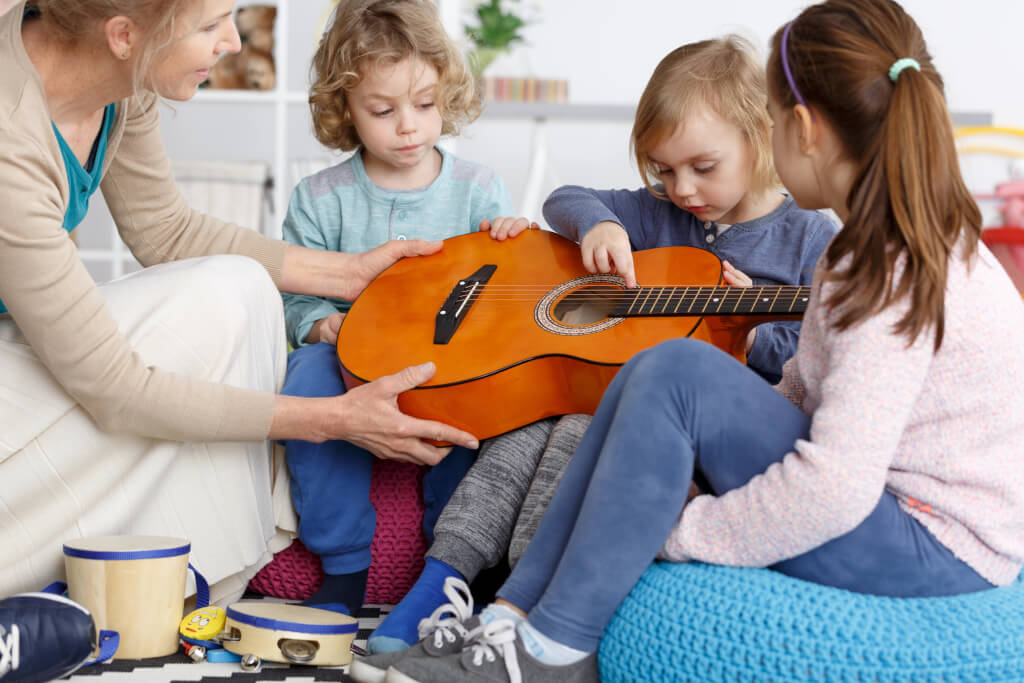 Kinder in Kita MV lernen Gitarre Kreativitätspädagogik