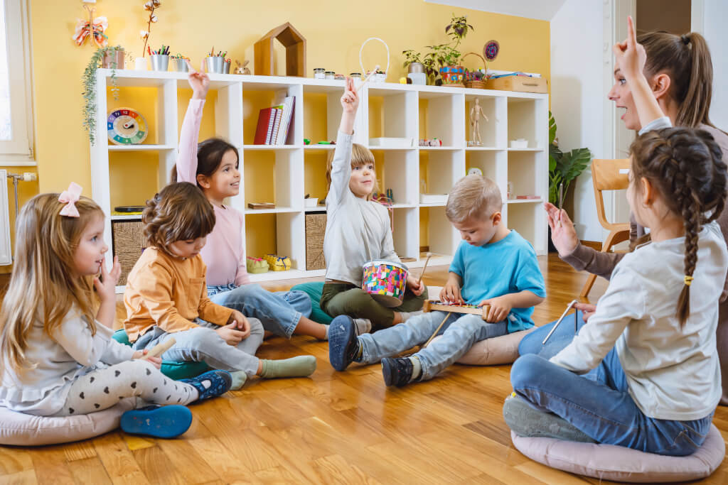 Kinder in Kita Rostock beim Spielen und Lernen in kreativer Umgebung