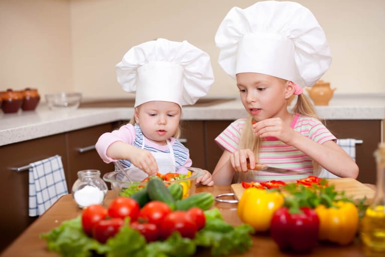 Kinder in einer Kita beim gemeinsamen Kochen als Teil der Kreativitätspädagogik in MV