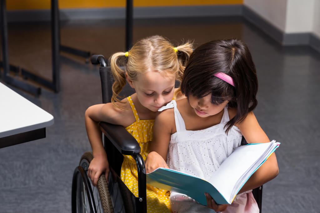 Kinder lesen gemeinsam in der Kita Kreativitätspädagogik MV