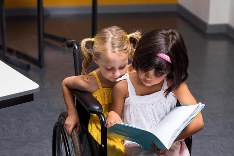 Kinder lesen gemeinsam in der Kita Kreativitätspädagogik MV