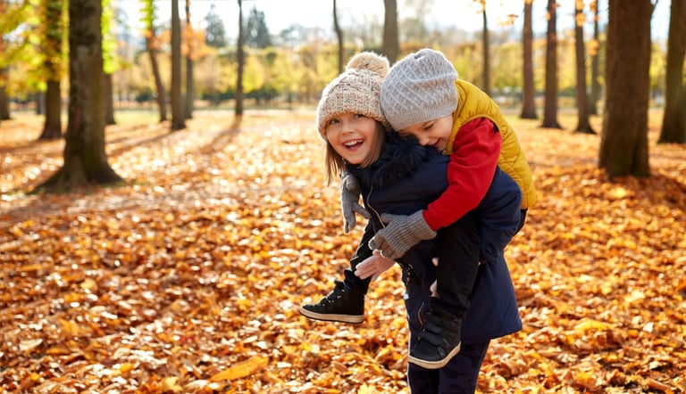 Kinder spielen fröhlich im herbstlichen Park ideal für Kita Rostock und Kreativitätspädagogik MV