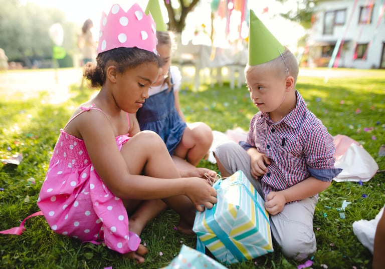 Kinder spielen im Freien beim Sommerfest einer Kita in MV