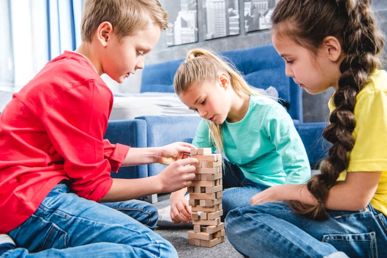 Kinder spielen mit Bauklötzen in einer Kita in MV