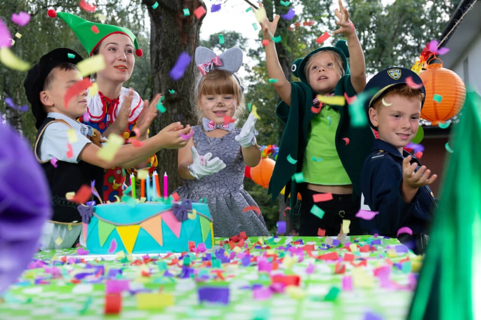 Kindergeburtstag in Kita Rostock mit Verkleidungen und Konfetti fördert Kreativitätspädagogik in MV