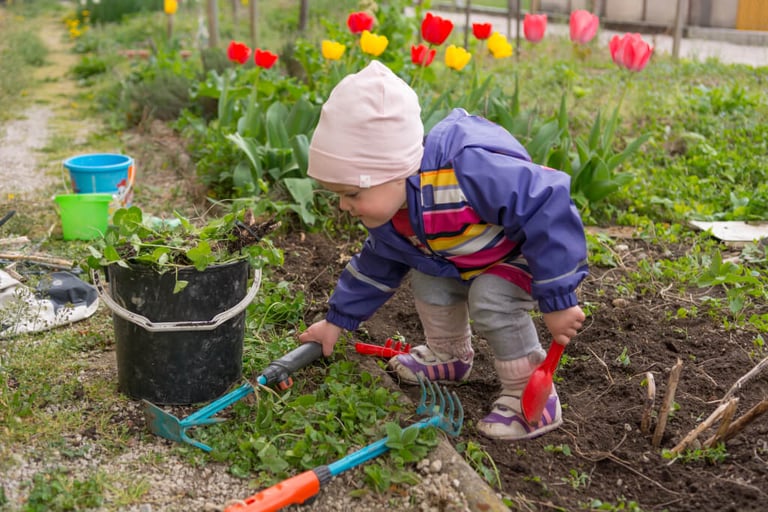 Kreativitätspädagogik in MV Kleinkind bei Gartenarbeit in Kita