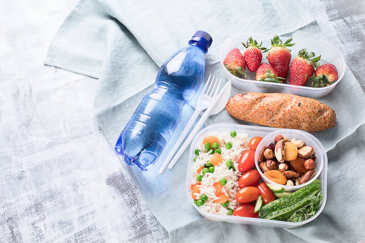 Gesunde Ernährung Kita Frisches KitaEssen mit Obst Gemüse und Wasserflasche