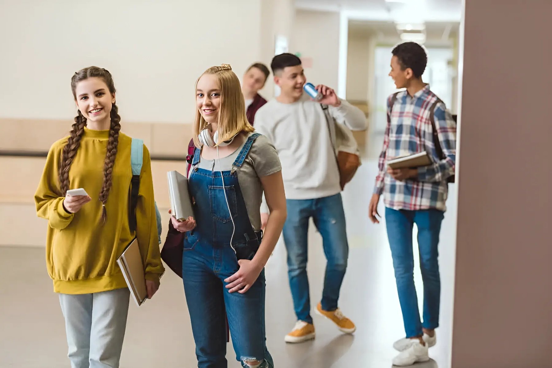 Schüler in einem Flur der Ganztagsschule Rostock Schule Institut Lernen und Leben